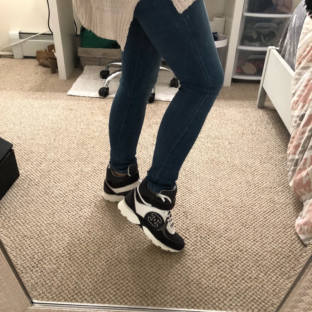 Authentic CHANEL Sneaker - Picture 3 of 8